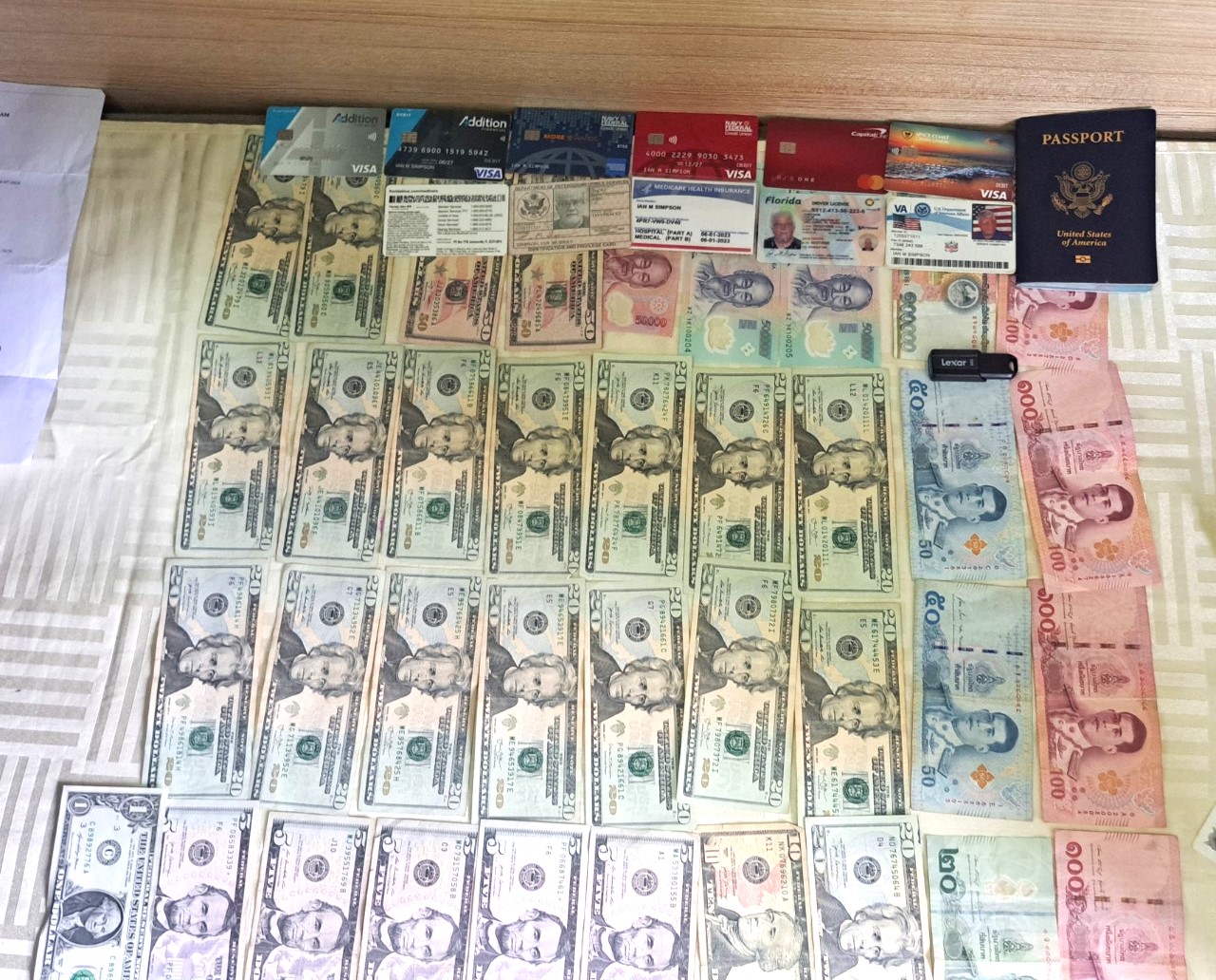 Kh&aacute;ch nước ngo&agrave;i đ&atilde;ng tr&iacute; qu&ecirc;n v&iacute; tiền, hộ chiếu tr&ecirc;n t&agrave;u- Ảnh 1.