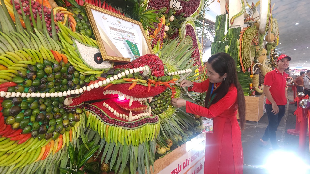 Tạo h&igrave;nh nghệ thuật bằng tr&aacute;i c&acirc;y nhận giải thưởng nửa tỷ đồng- Ảnh 10.