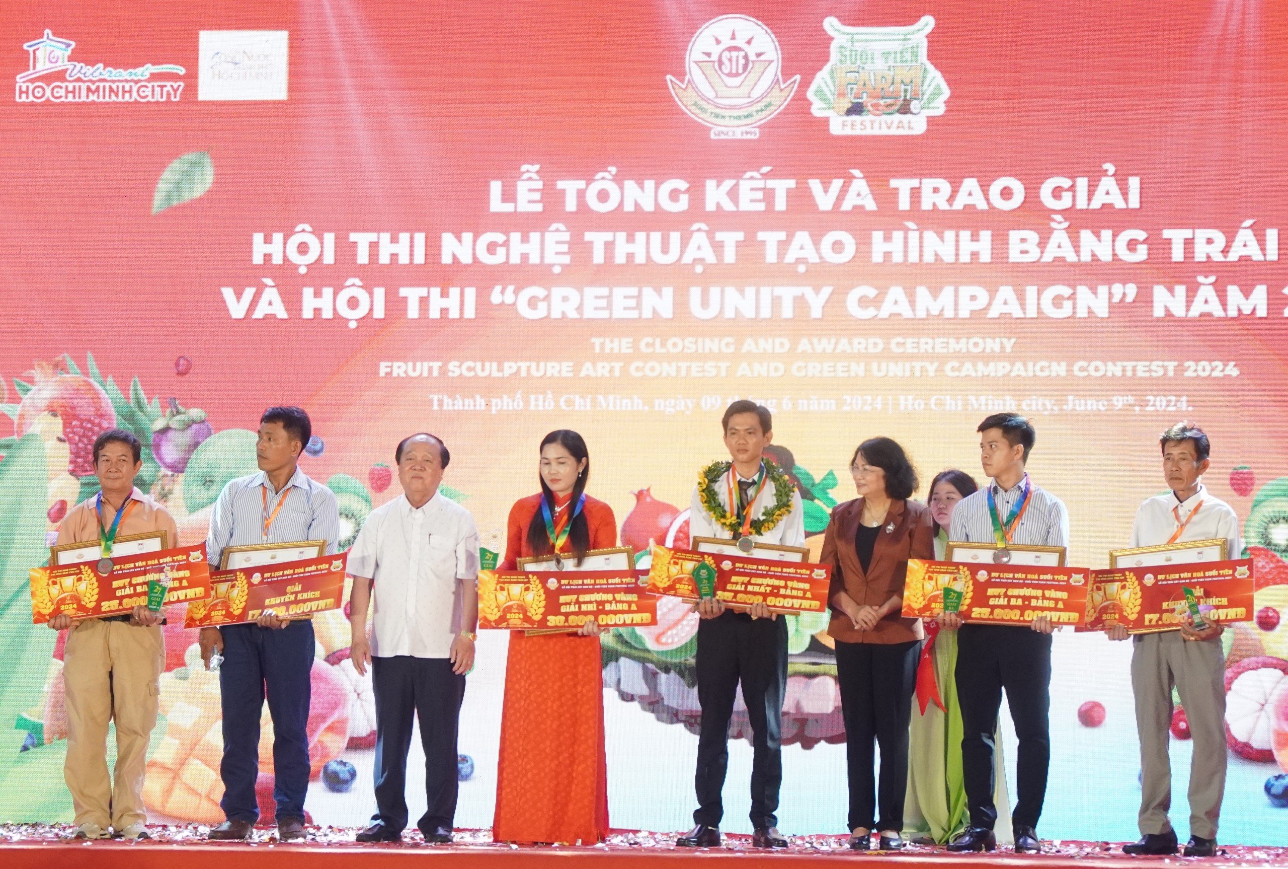 Tạo h&igrave;nh nghệ thuật bằng tr&aacute;i c&acirc;y nhận giải thưởng nửa tỷ đồng- Ảnh 1.