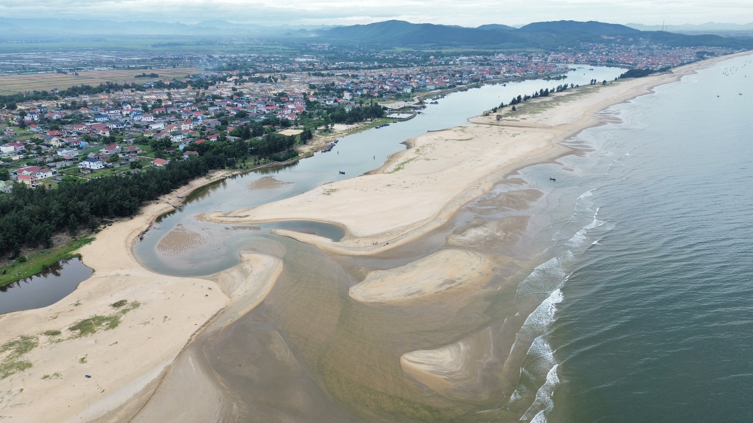 Cát bồi lắng cửa sông, hàng trăm tàu thuyền ở Quảng Bình tắc đường vào bờ- Ảnh 1. Cát bồi lắng cửa sông, hàng trăm tàu thuyền ở Quảng Bình tắc đường vào bờ- Ảnh 1.