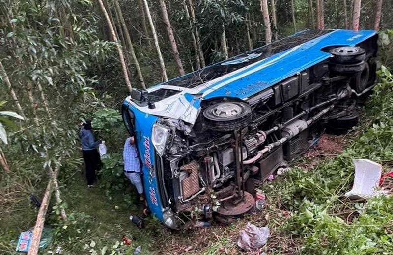 Chiếc &ocirc; t&ocirc; kh&aacute;ch tại hiện trường vụ tai nạn.