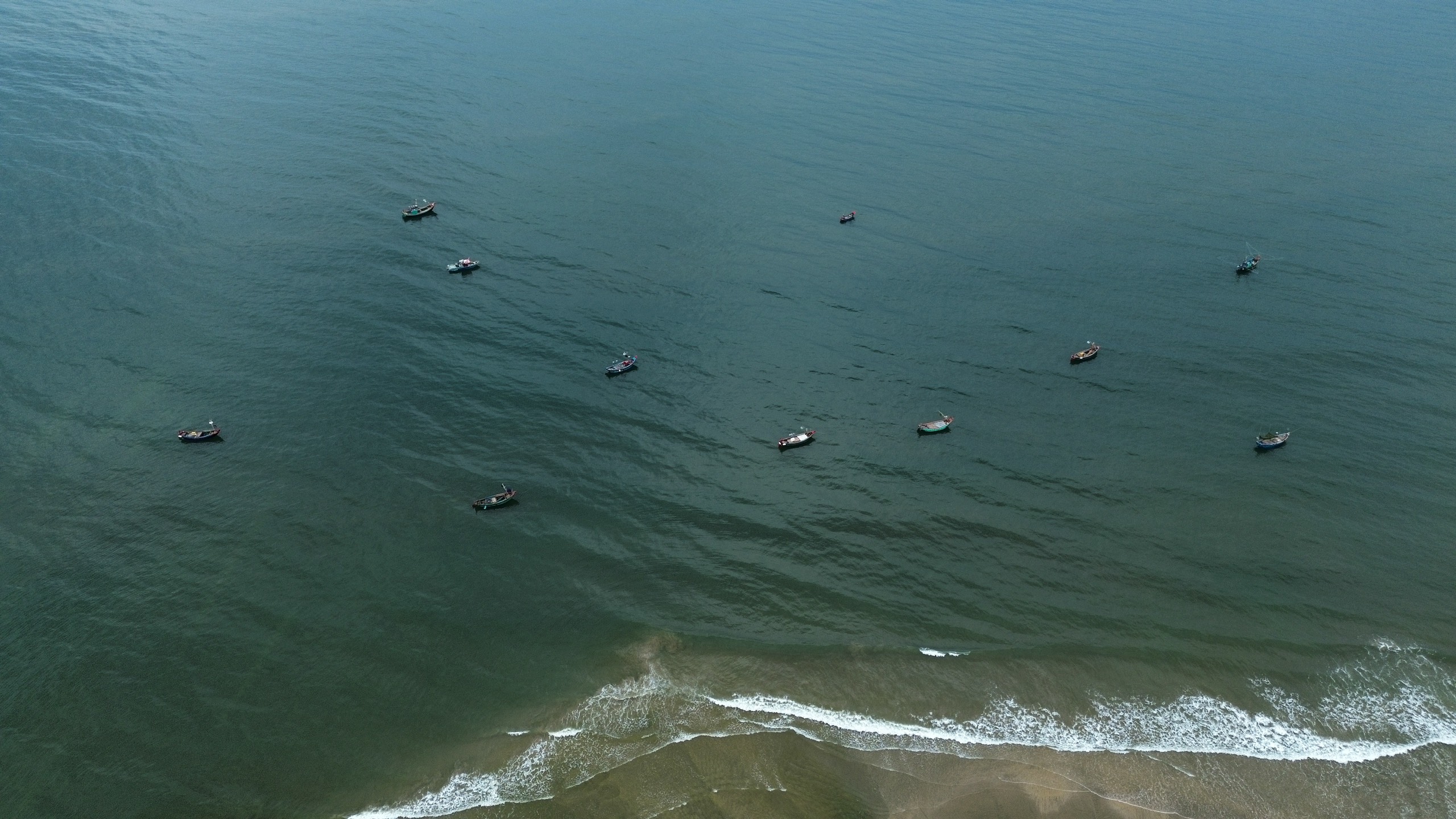 Cát bồi lắng cửa sông, hàng trăm tàu thuyền ở Quảng Bình tắc đường vào bờ- Ảnh 3. Cát bồi lắng cửa sông, hàng trăm tàu thuyền ở Quảng Bình tắc đường vào bờ- Ảnh 3.