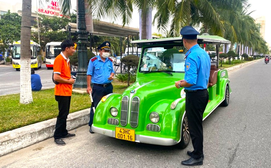 Ngăn t&agrave;i xế xe điện 4 b&aacute;nh ch&egrave;n &eacute;p kh&aacute;ch m&ugrave;a du lịch- Ảnh 1.