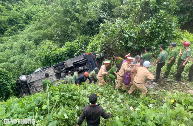 Lực lượng chức năng c&ugrave;ng người d&acirc;n tiếp cận hiện trường đưa c&aacute;c nạn nh&acirc;n đến bệnh viện cấp cứu.