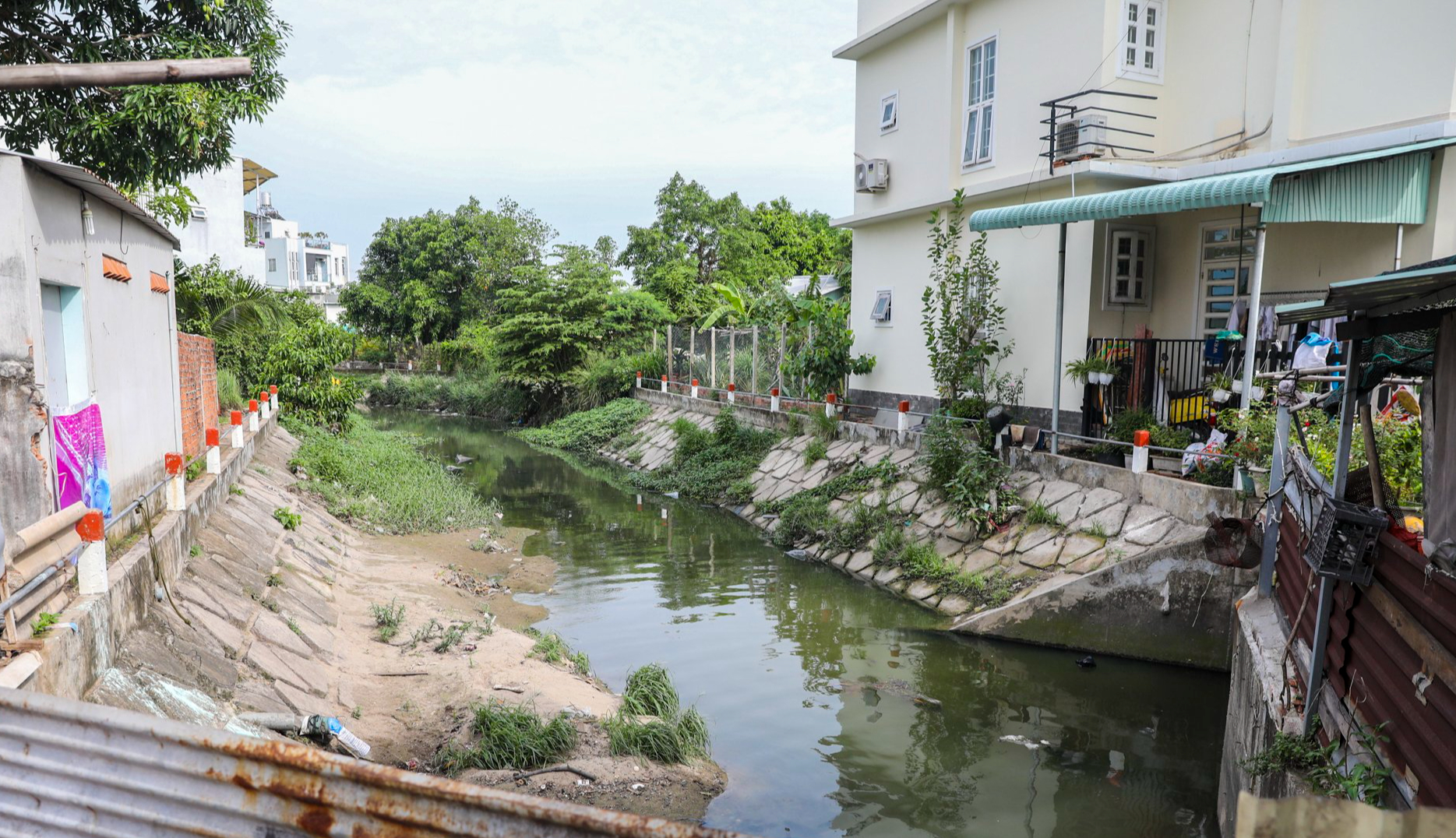 Bao giờ rạch Thủ Đức được cải tạo, chống ngập và ô nhiễm?- Ảnh 4. Bao giờ rạch Thủ Đức được cải tạo, chống ngập và ô nhiễm?- Ảnh 4.