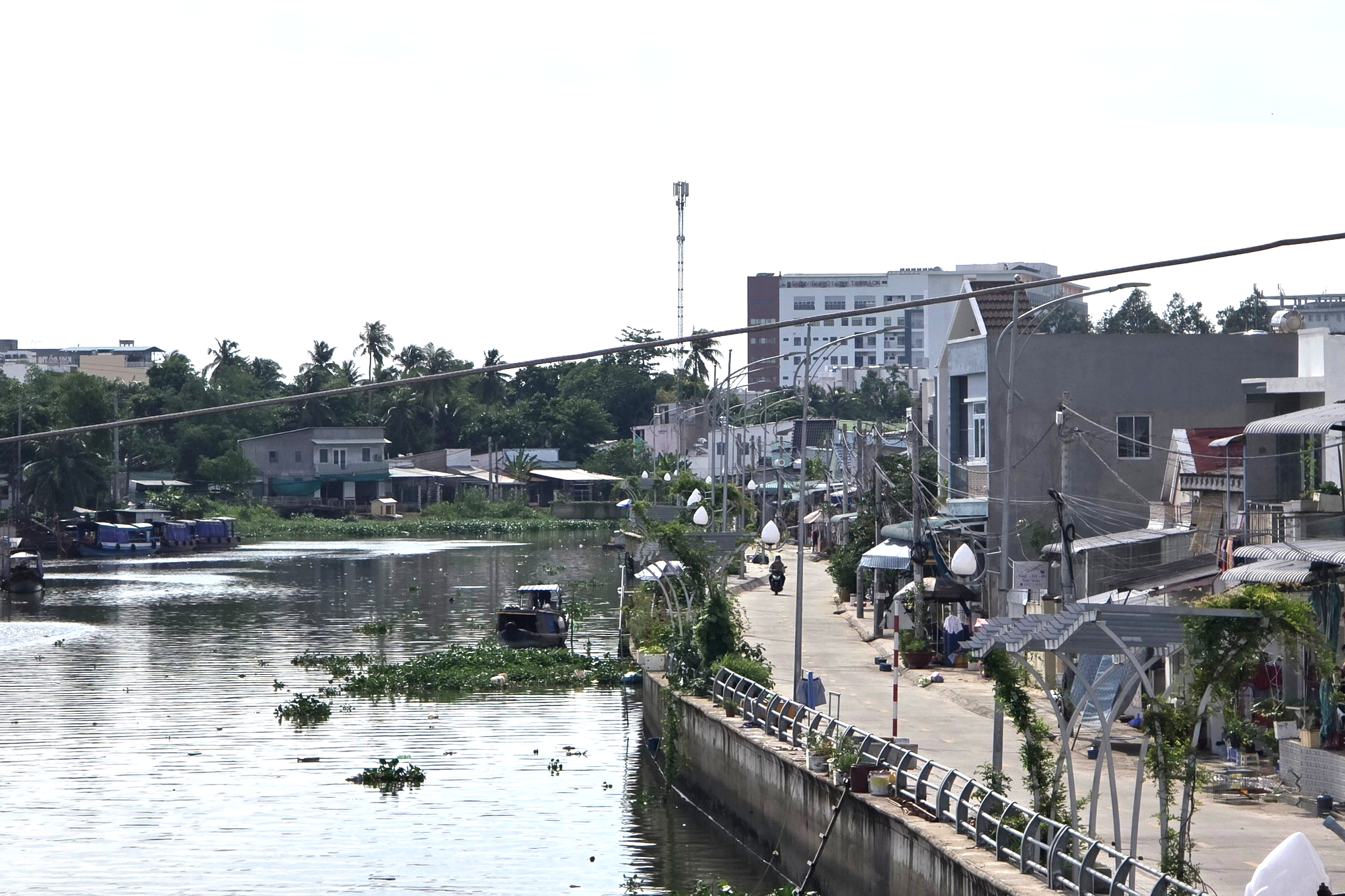 Vì sao đường kè trăm tỷ ở Cần Thơ có đèn vẫn tối om?- Ảnh 4. Vì sao đường kè trăm tỷ ở Cần Thơ có đèn vẫn tối om?- Ảnh 4.