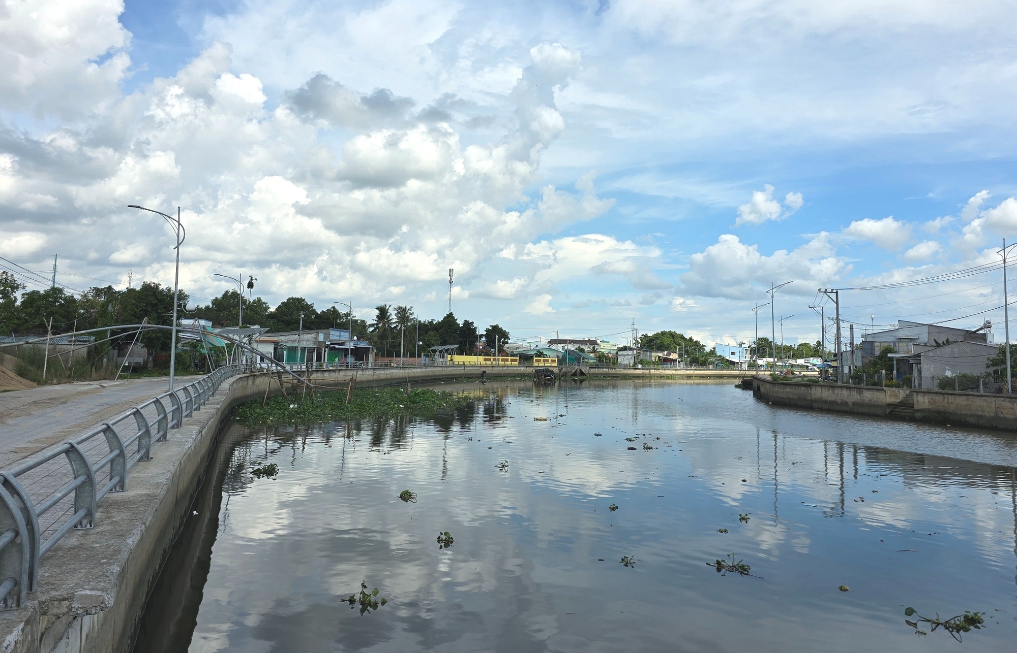 Vì sao đường kè trăm tỷ ở Cần Thơ có đèn vẫn tối om?- Ảnh 6. Vì sao đường kè trăm tỷ ở Cần Thơ có đèn vẫn tối om?- Ảnh 6.