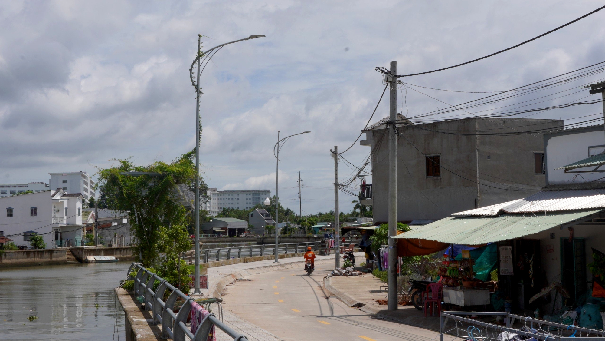 Vì sao đường kè trăm tỷ ở Cần Thơ có đèn vẫn tối om?- Ảnh 7. Vì sao đường kè trăm tỷ ở Cần Thơ có đèn vẫn tối om?- Ảnh 7.