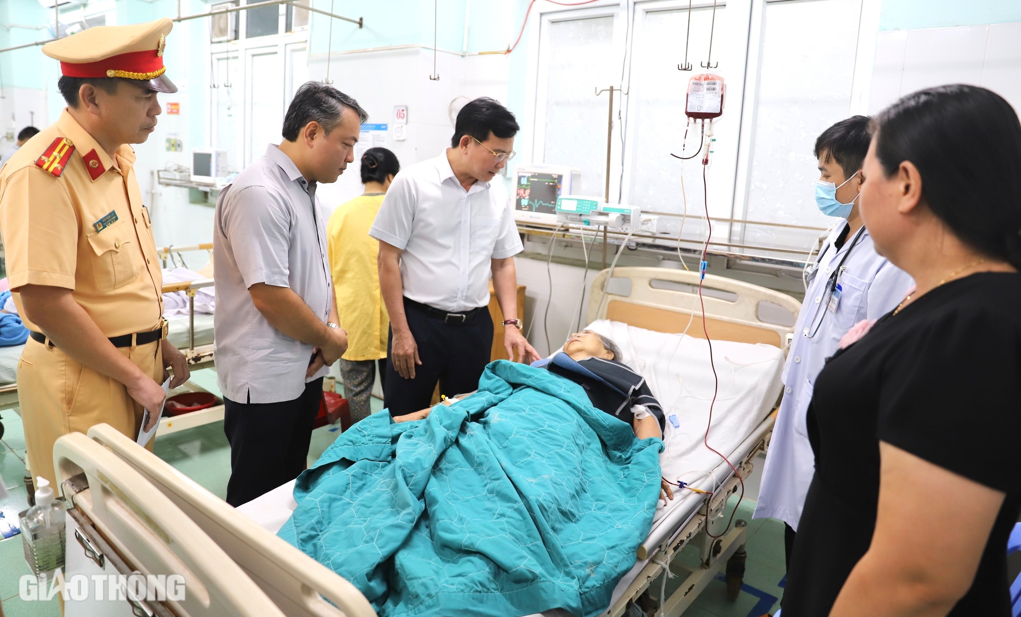 Hiện trường xe kh&aacute;ch chở gần 50 người lao xuống vực ở Đắk N&ocirc;ng- Ảnh 2.