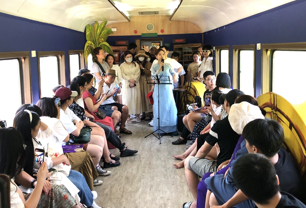 Vừa nghe nhạc tr&ecirc;n t&agrave;u hỏa, vừa ngắm cảnh đ&egrave;o &ldquo;đệ nhất h&ugrave;ng quan&rdquo;- Ảnh 1.