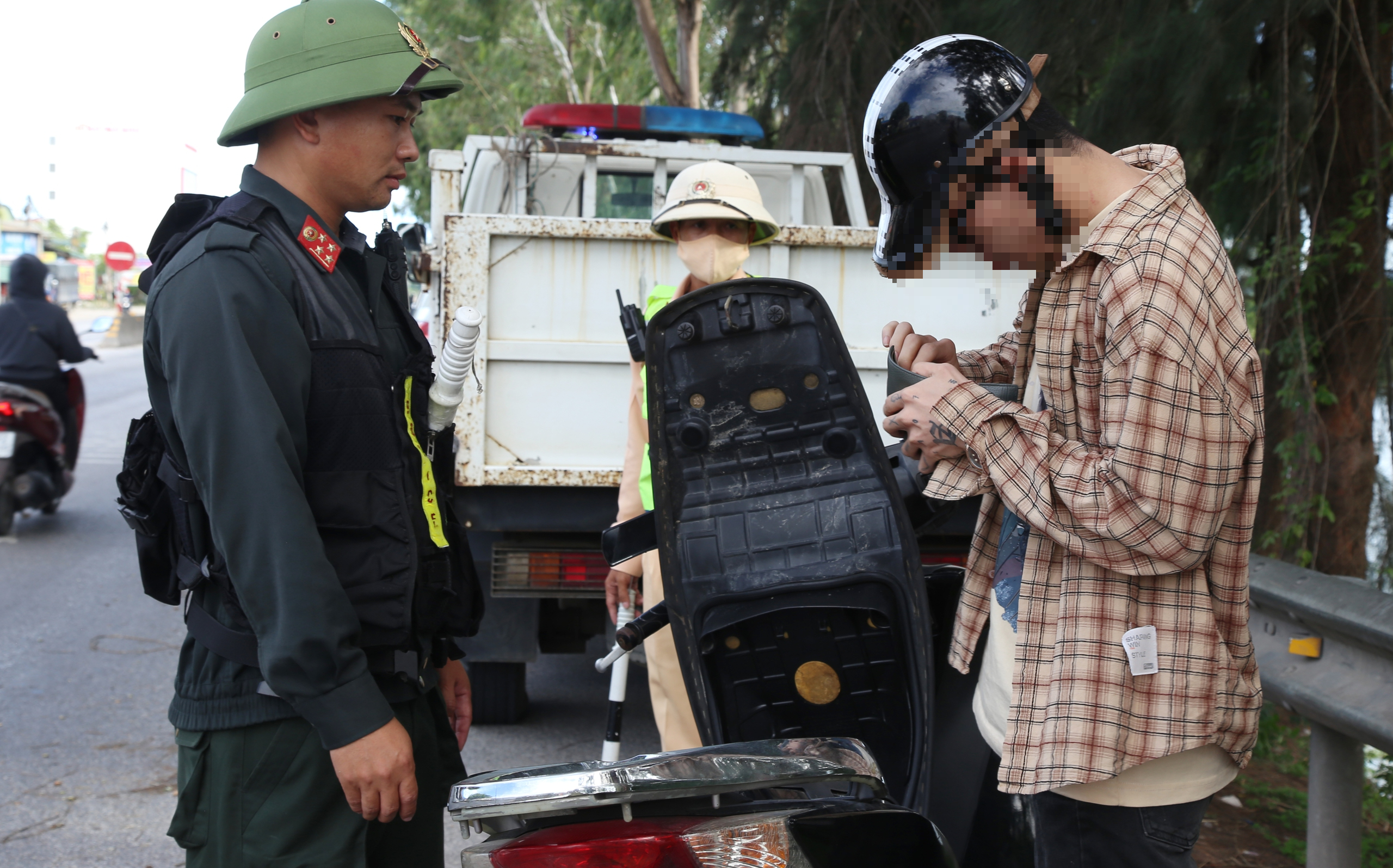 Nhiều t&agrave;i xế ở Nghệ An bị xử phạt, tạm giữ giấy ph&eacute;p l&aacute;i xe t&iacute;ch hợp tr&ecirc;n VNeID- Ảnh 2.