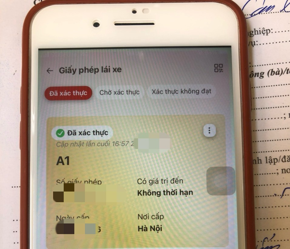 T&agrave;i xế đầu ti&ecirc;n ở H&agrave; Nội bị tạm giữ giấy ph&eacute;p l&aacute;i xe qua VNeID- Ảnh 2.