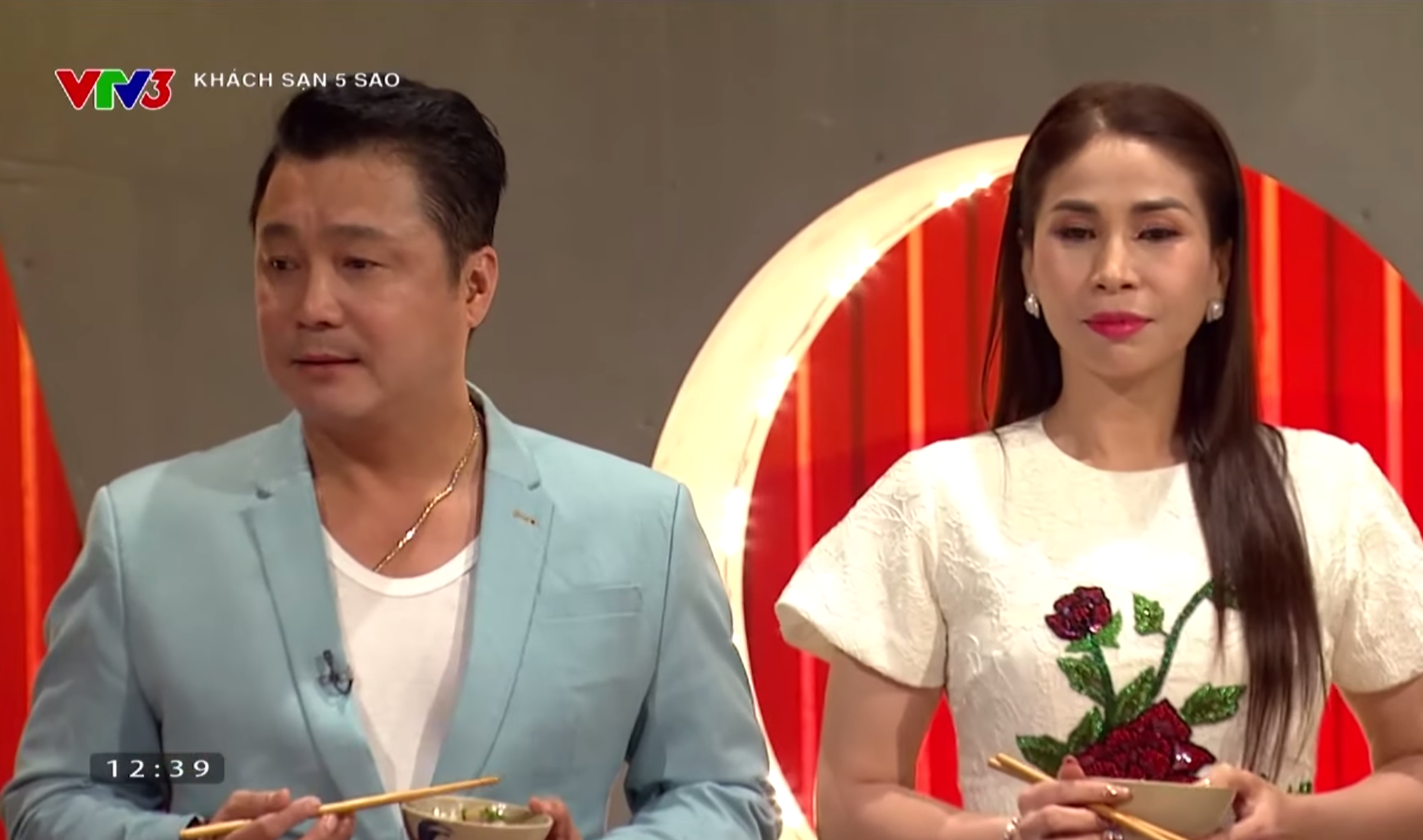 T&agrave;i tử L&yacute; H&ugrave;ng kể về thời đi h&aacute;t phải ngồi xe &ocirc;m, ăn m&igrave; g&oacute;i- Ảnh 4.