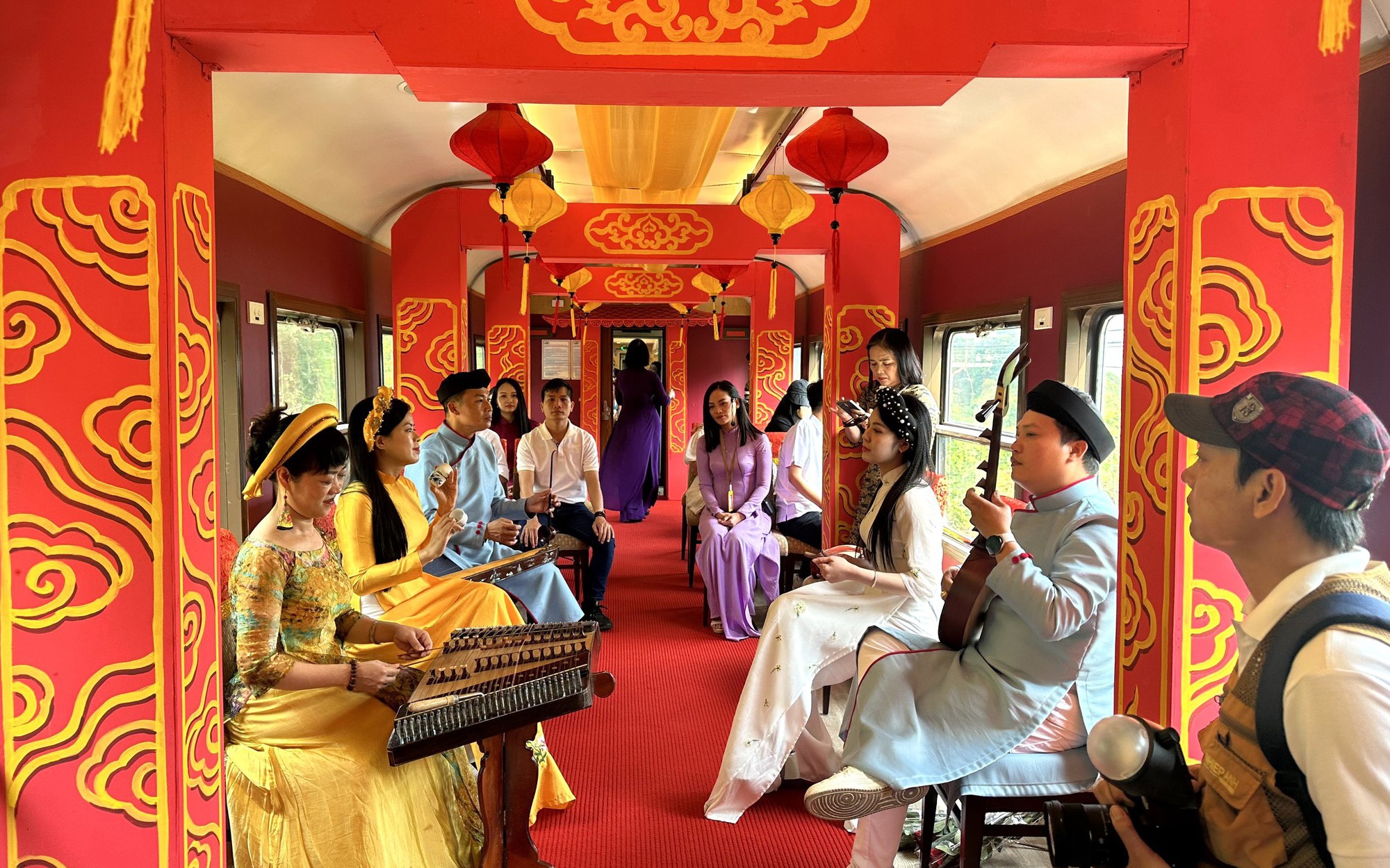 Vừa nghe nhạc tr&ecirc;n t&agrave;u hỏa, vừa ngắm cảnh đ&egrave;o &ldquo;đệ nhất h&ugrave;ng quan&rdquo;