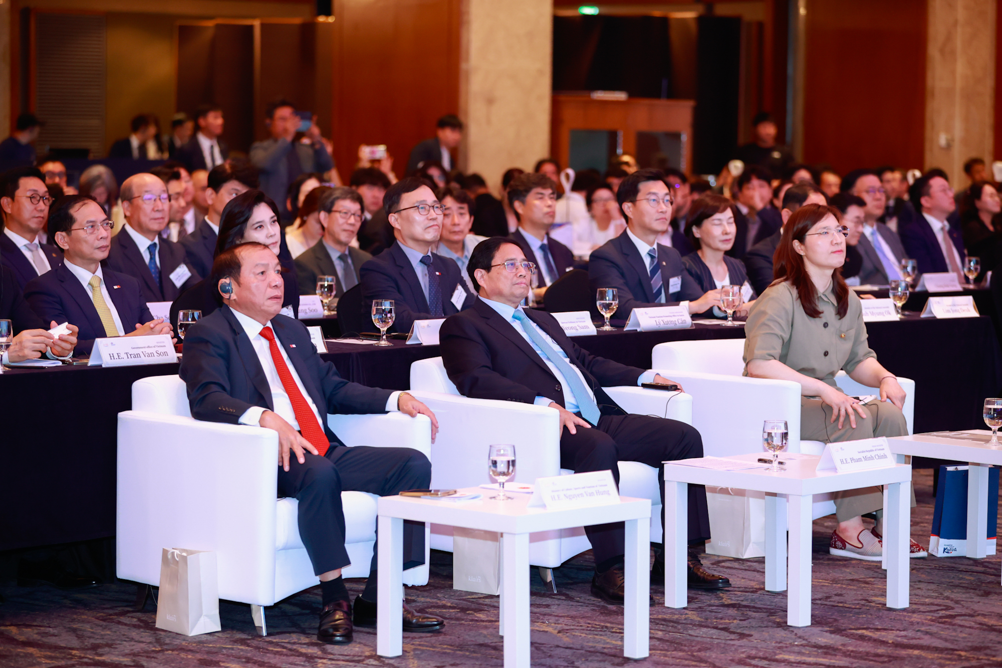 Thủ tướng: Không ngày nào các kênh truyền hình ở Việt Nam không có phim Hàn Quốc - Ảnh 2. Thủ tướng: Không ngày nào các kênh truyền hình ở Việt Nam không có phim Hàn Quốc - Ảnh 2.