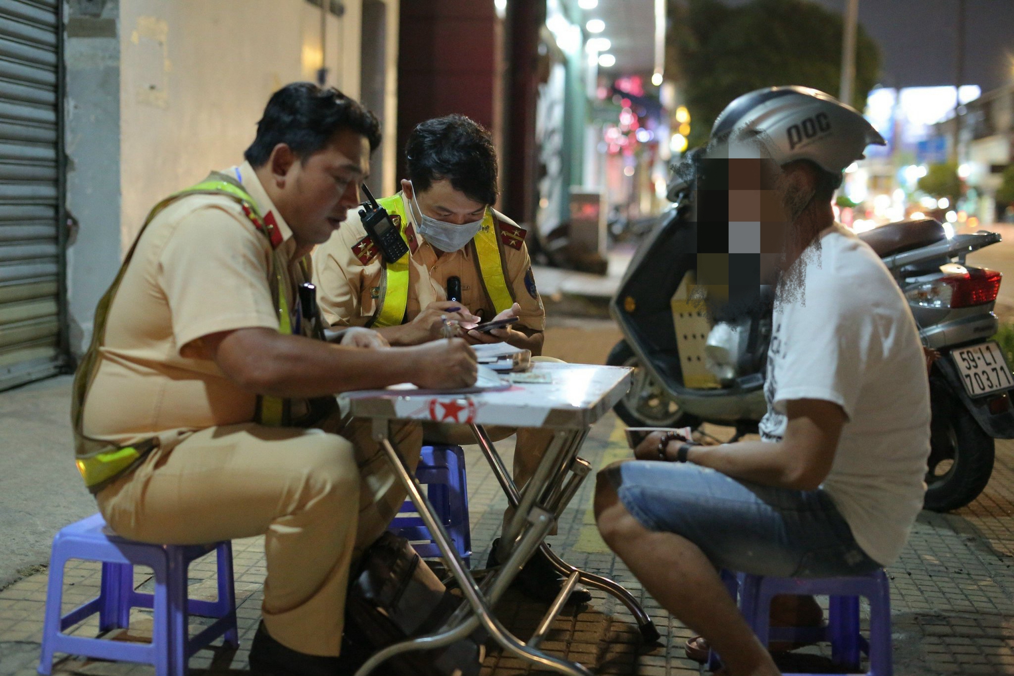 TP.HCM: Bị CSGT quận kh&aacute;c thổi nồng độ cồn, người đ&agrave;n &ocirc;ng ngoan cố kh&ocirc;ng chấp h&agrave;nh- Ảnh 3.