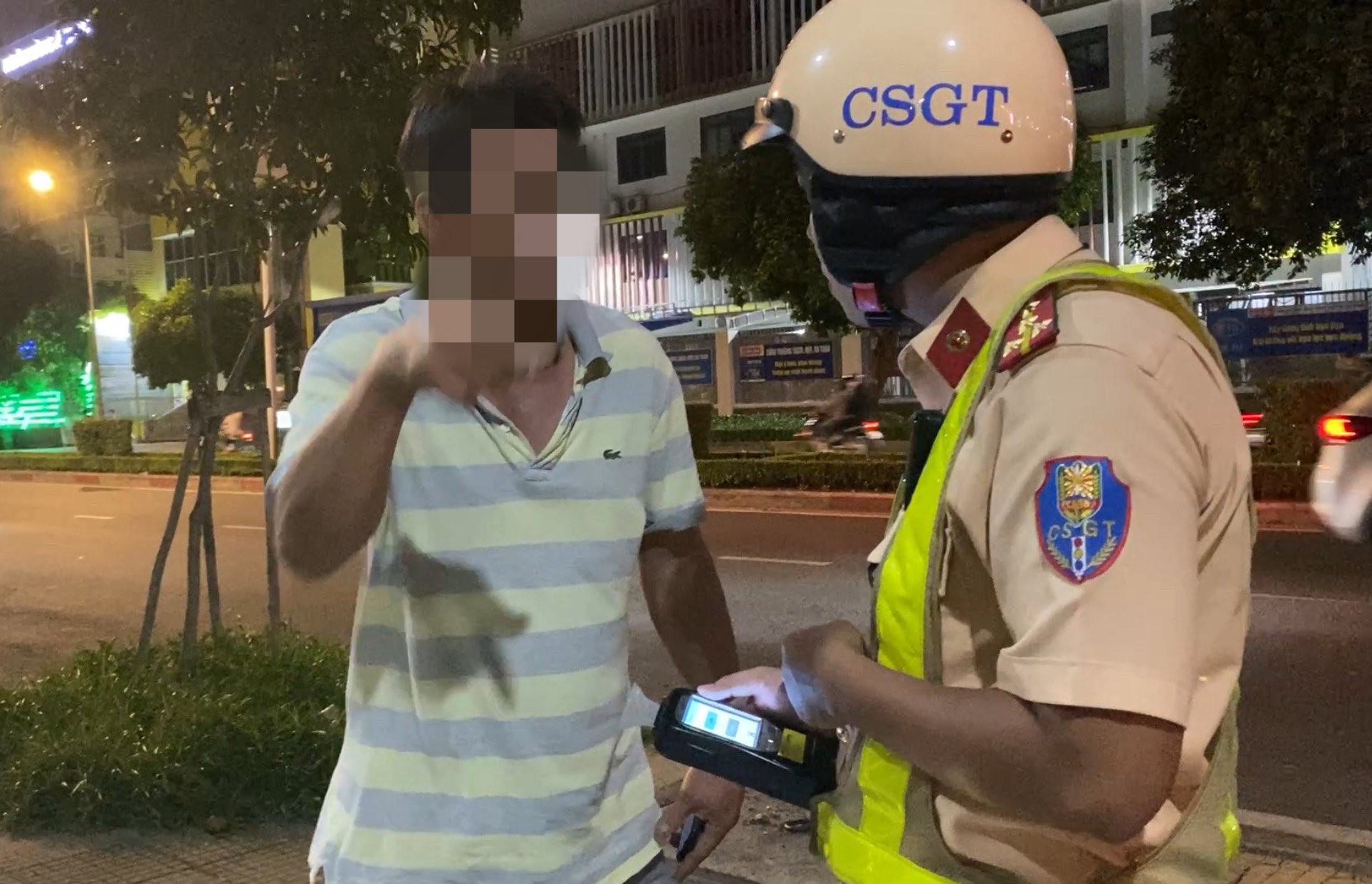 TP.HCM: Bị CSGT quận kh&aacute;c thổi nồng độ cồn, người đ&agrave;n &ocirc;ng ngoan cố kh&ocirc;ng chấp h&agrave;nh- Ảnh 1.