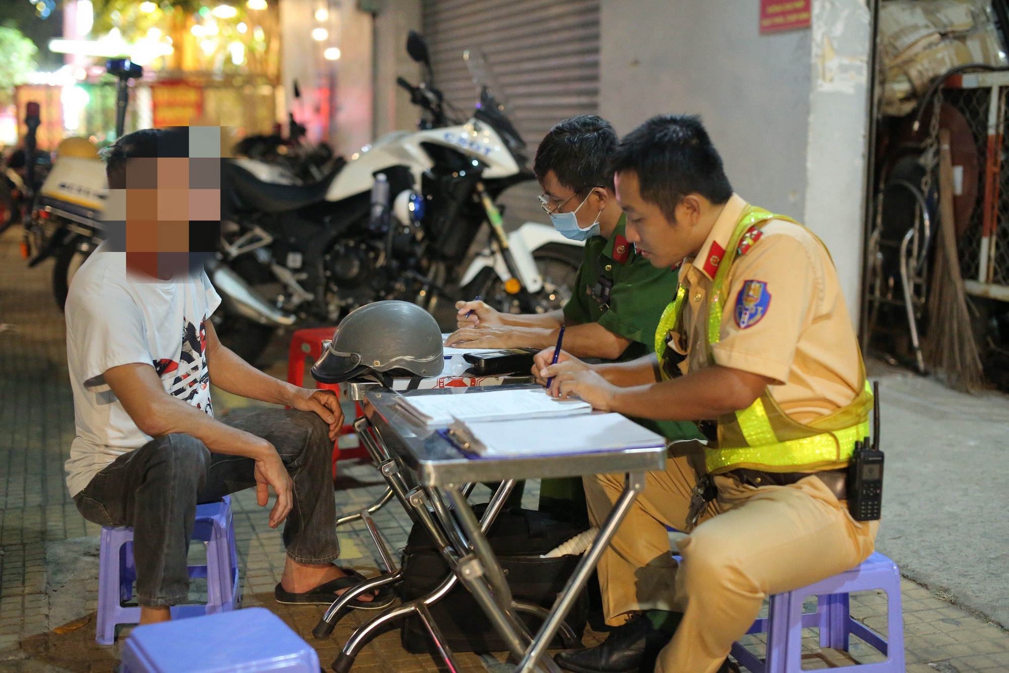 TP.HCM: Bị CSGT quận kh&aacute;c thổi nồng độ cồn, người đ&agrave;n &ocirc;ng ngoan cố kh&ocirc;ng chấp h&agrave;nh- Ảnh 2.