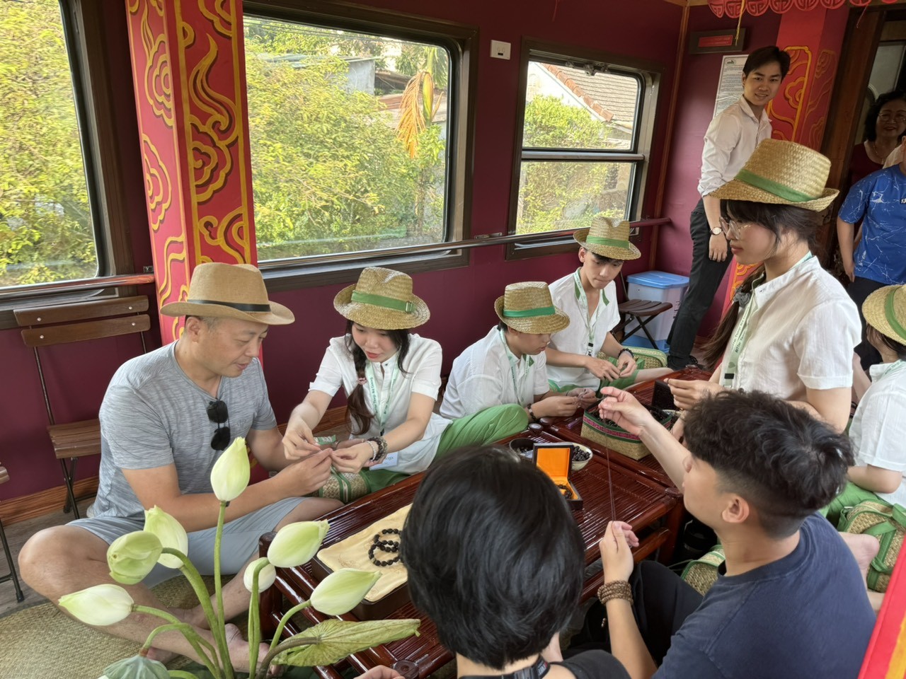 Vừa nghe nhạc tr&ecirc;n t&agrave;u hỏa, vừa ngắm cảnh đ&egrave;o &ldquo;đệ nhất h&ugrave;ng quan&rdquo;- Ảnh 3.