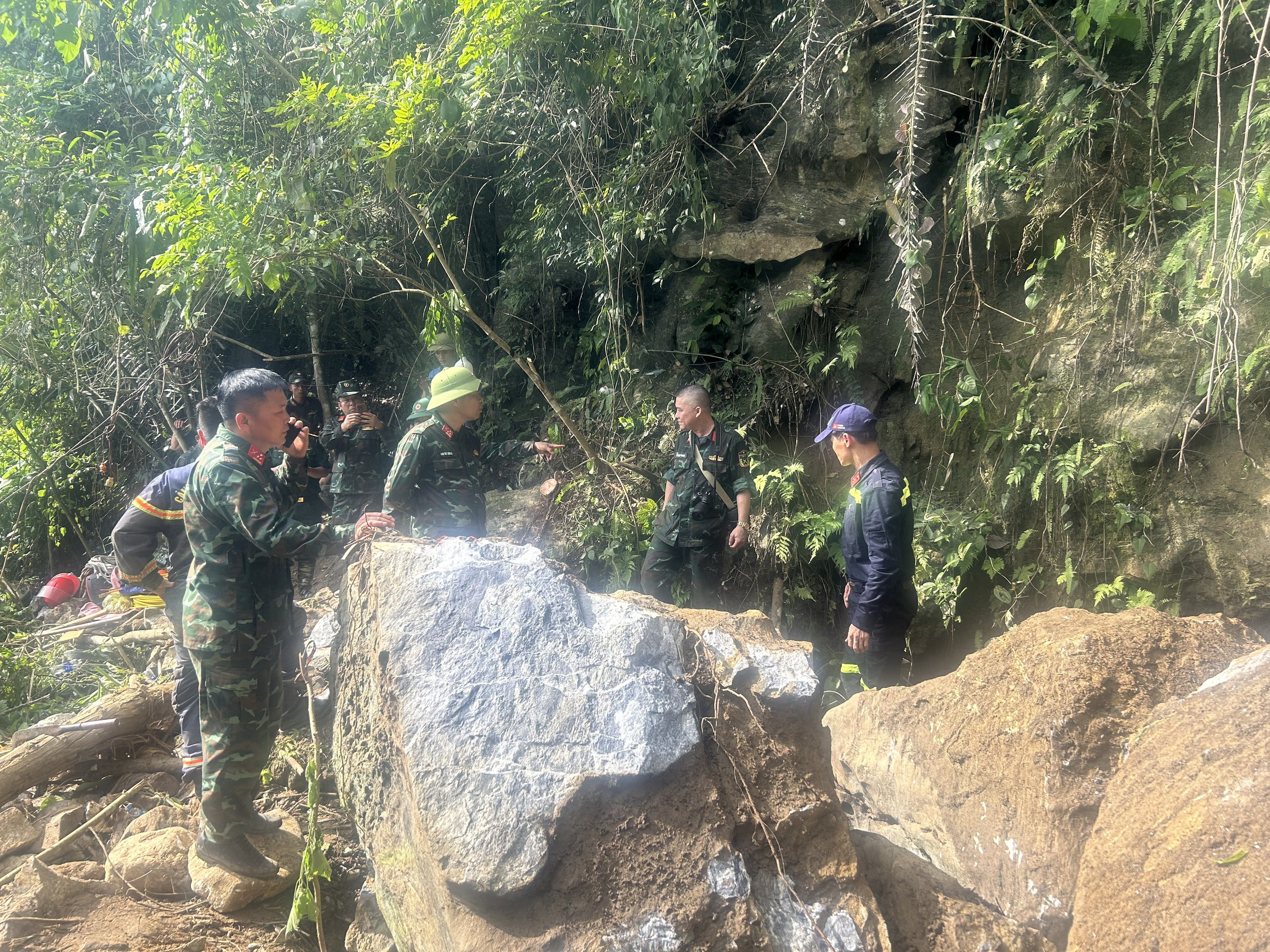 Hiện trường vụ sập hầm đ&agrave;o v&agrave;ng ở Bắc Kạn: Nhiều tảng đ&aacute; to b&iacute;t k&iacute;n cửa hầm- Ảnh 13.