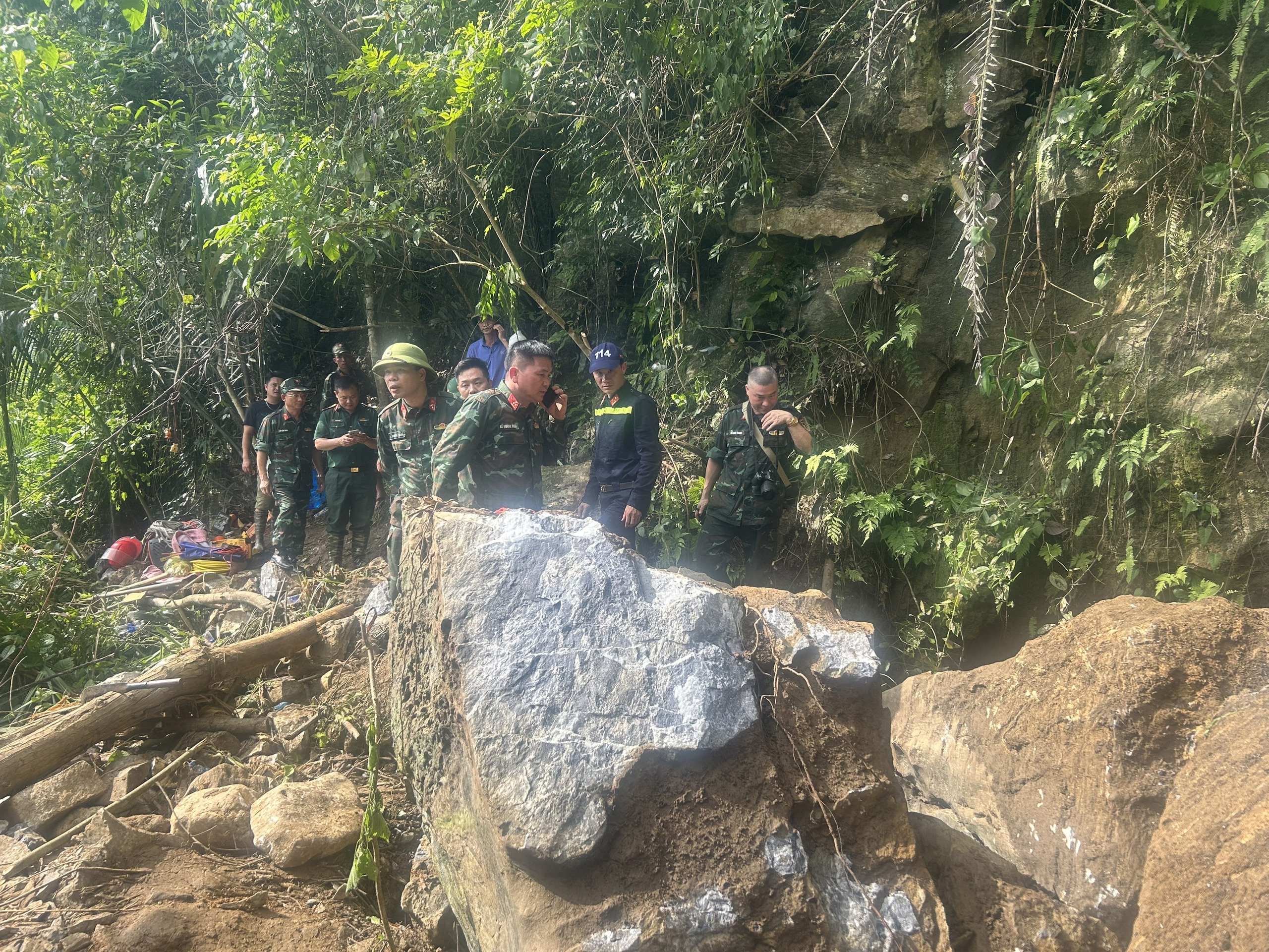 Hiện trường vụ sập hầm đ&agrave;o v&agrave;ng ở Bắc Kạn: Nhiều tảng đ&aacute; to b&iacute;t k&iacute;n cửa hầm- Ảnh 17.