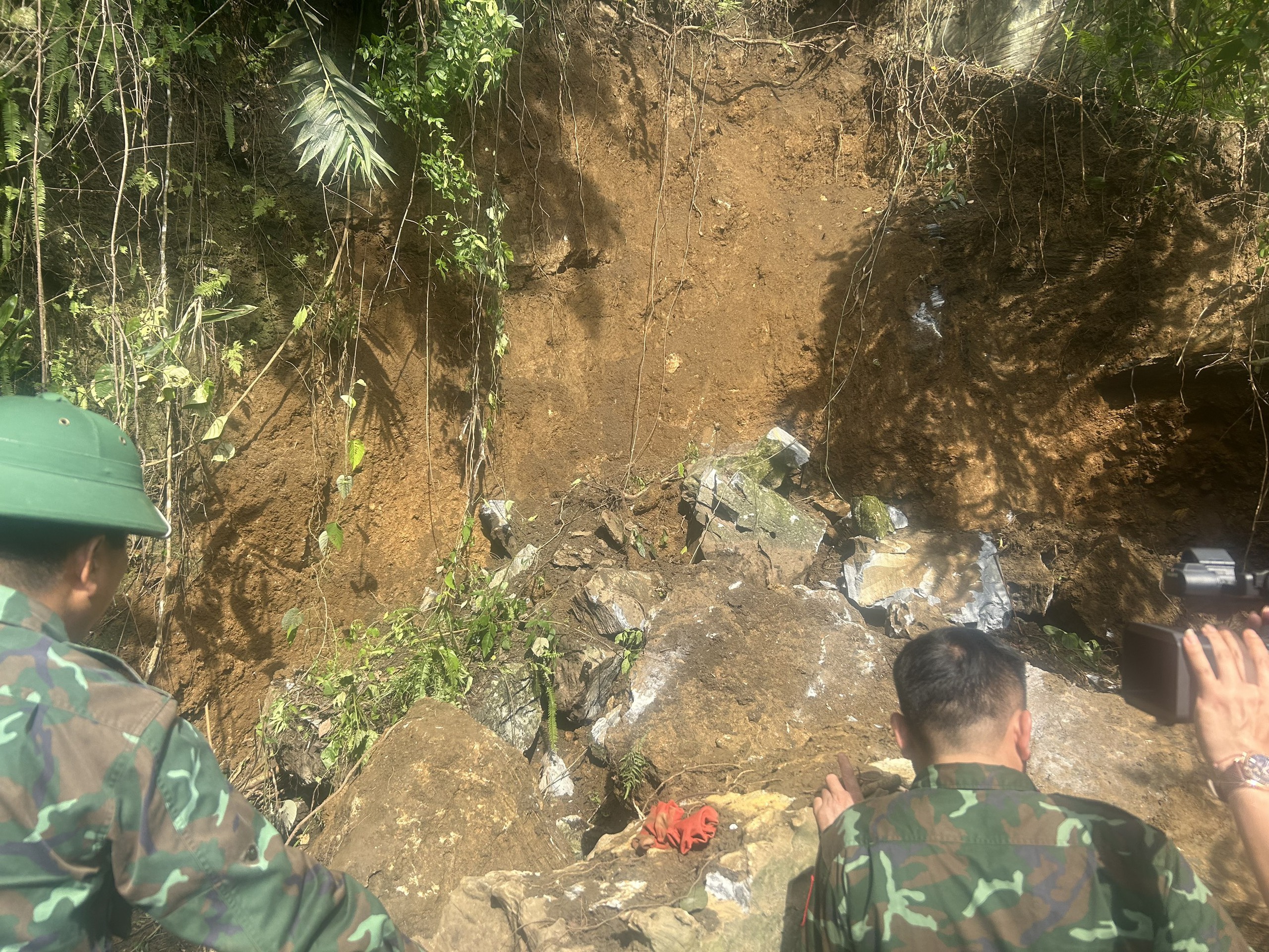 Hiện trường vụ sập hầm đ&agrave;o v&agrave;ng ở Bắc Kạn: Nhiều tảng đ&aacute; to b&iacute;t k&iacute;n cửa hầm- Ảnh 14.