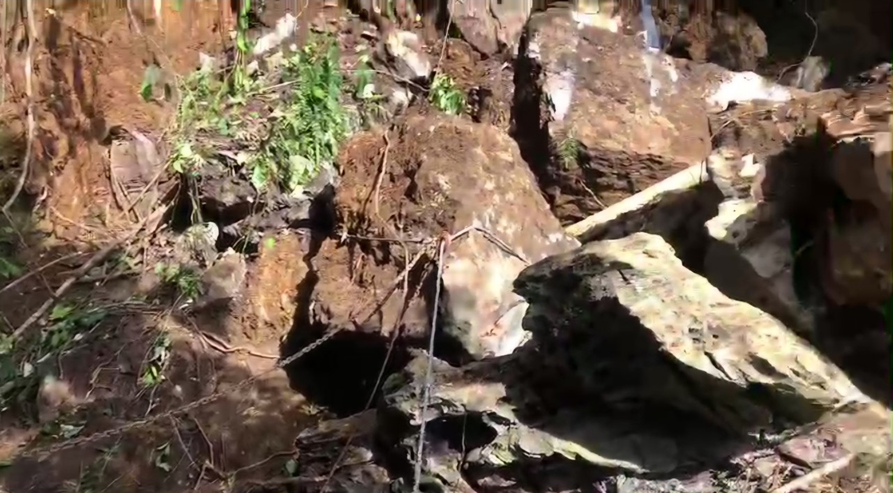 Hiện trường vụ sập hầm đ&agrave;o v&agrave;ng ở Bắc Kạn: Nhiều tảng đ&aacute; to b&iacute;t k&iacute;n cửa hầm- Ảnh 5.