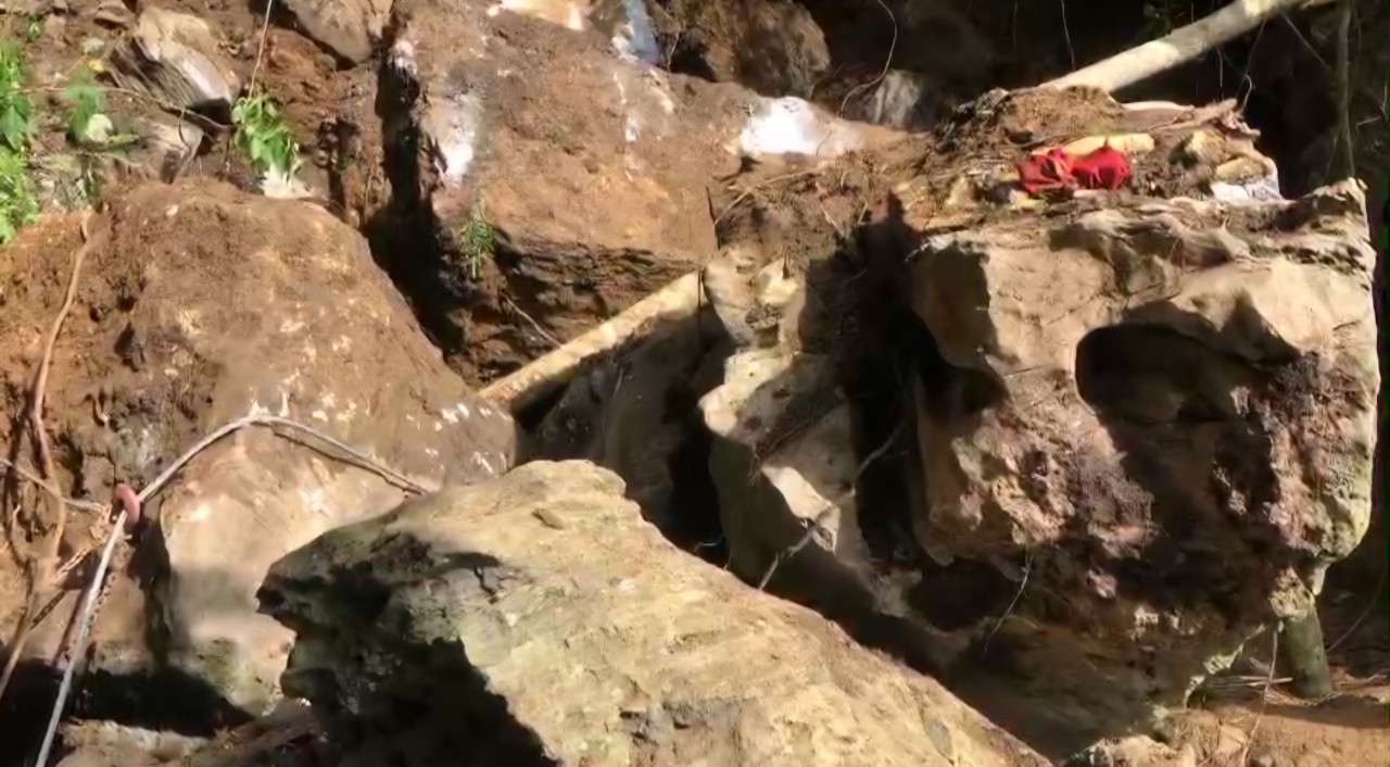 Hiện trường vụ sập hầm đ&agrave;o v&agrave;ng ở Bắc Kạn: Nhiều tảng đ&aacute; to b&iacute;t k&iacute;n cửa hầm- Ảnh 4.