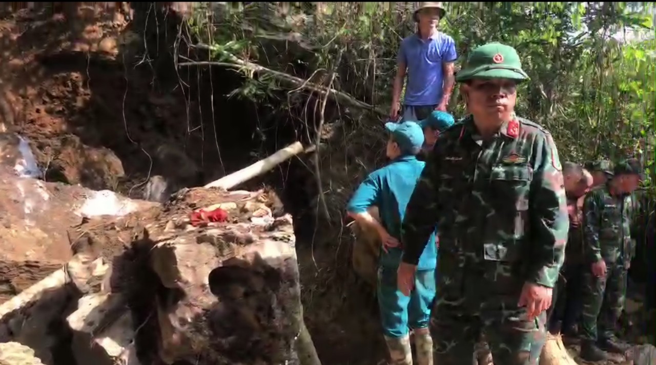 Hiện trường vụ sập hầm đ&agrave;o v&agrave;ng ở Bắc Kạn: Nhiều tảng đ&aacute; to b&iacute;t k&iacute;n cửa hầm- Ảnh 11.