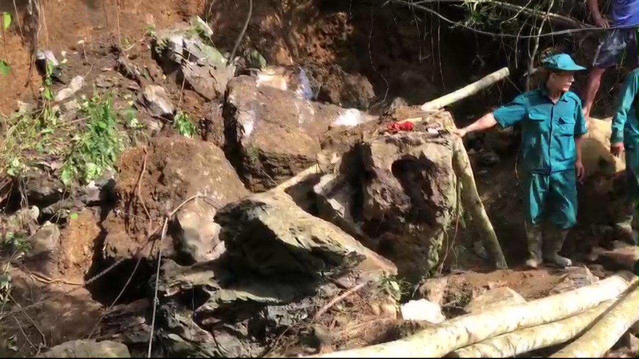 Hiện trường vụ sập hầm đ&agrave;o v&agrave;ng ở Bắc Kạn: Nhiều tảng đ&aacute; to b&iacute;t k&iacute;n cửa hầm- Ảnh 6.