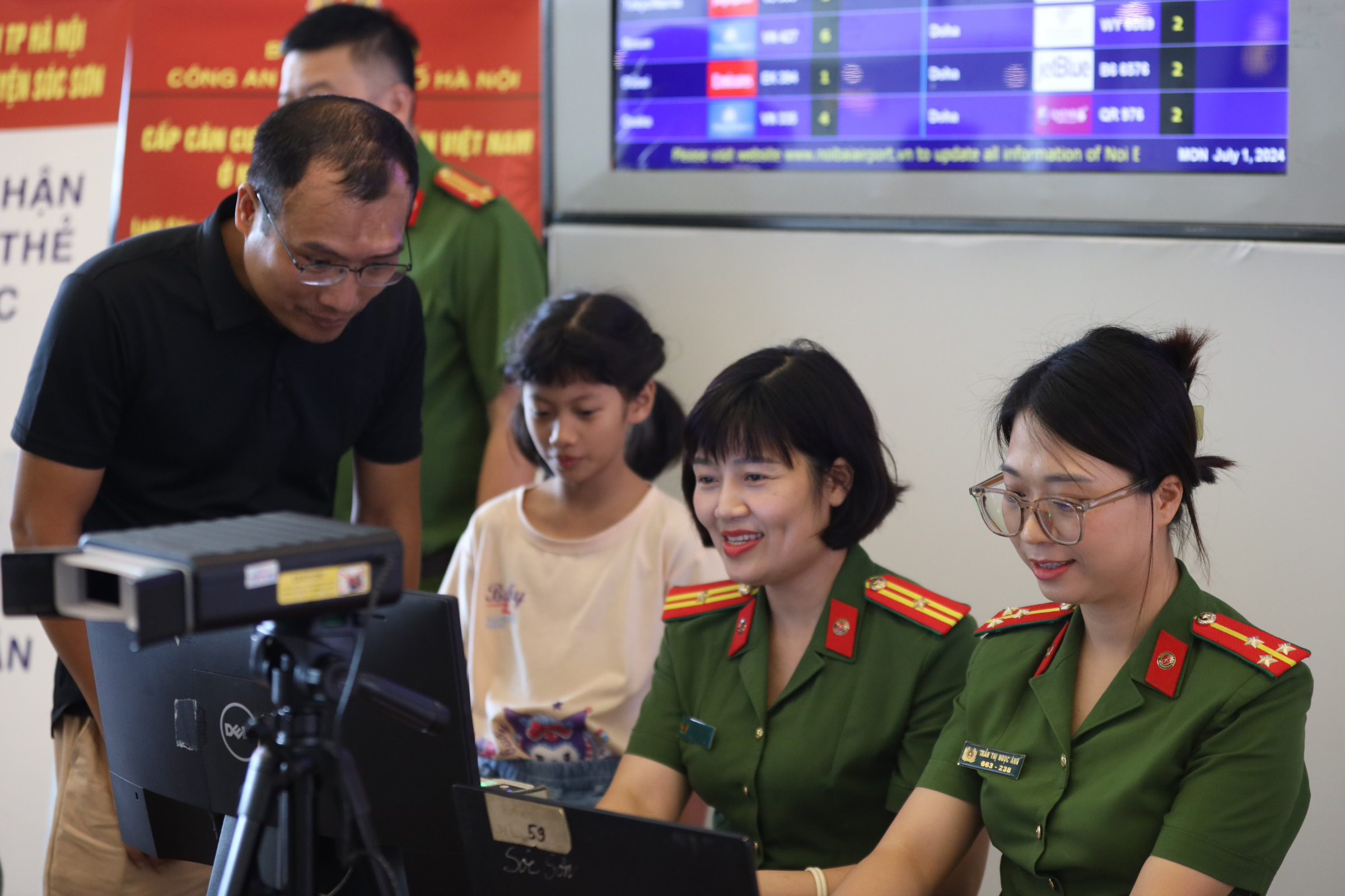 Trẻ em th&iacute;ch th&uacute; l&agrave;m thẻ căn cước trong ng&agrave;y đầu thu nhận th&ocirc;ng tin mống mắt- Ảnh 3.