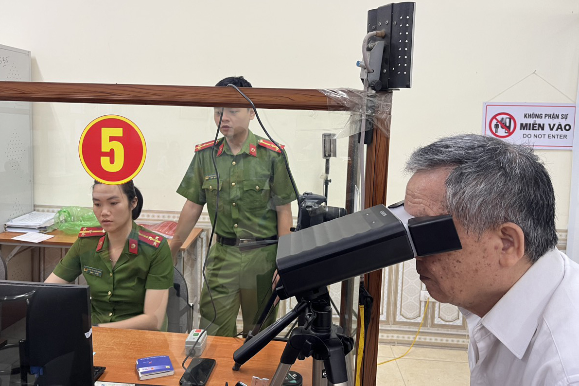 Trẻ em th&iacute;ch th&uacute; l&agrave;m thẻ căn cước trong ng&agrave;y đầu thu nhận th&ocirc;ng tin mống mắt- Ảnh 6.