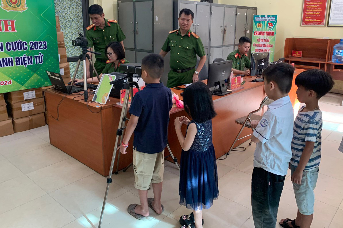 Trẻ em th&iacute;ch th&uacute; l&agrave;m thẻ căn cước trong ng&agrave;y đầu thu nhận th&ocirc;ng tin mống mắt- Ảnh 2.