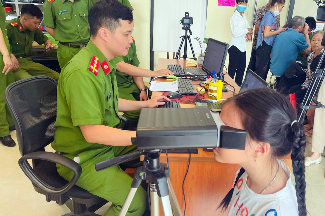Trẻ em th&iacute;ch th&uacute; l&agrave;m thẻ căn cước trong ng&agrave;y đầu thu nhận th&ocirc;ng tin mống mắt- Ảnh 4.