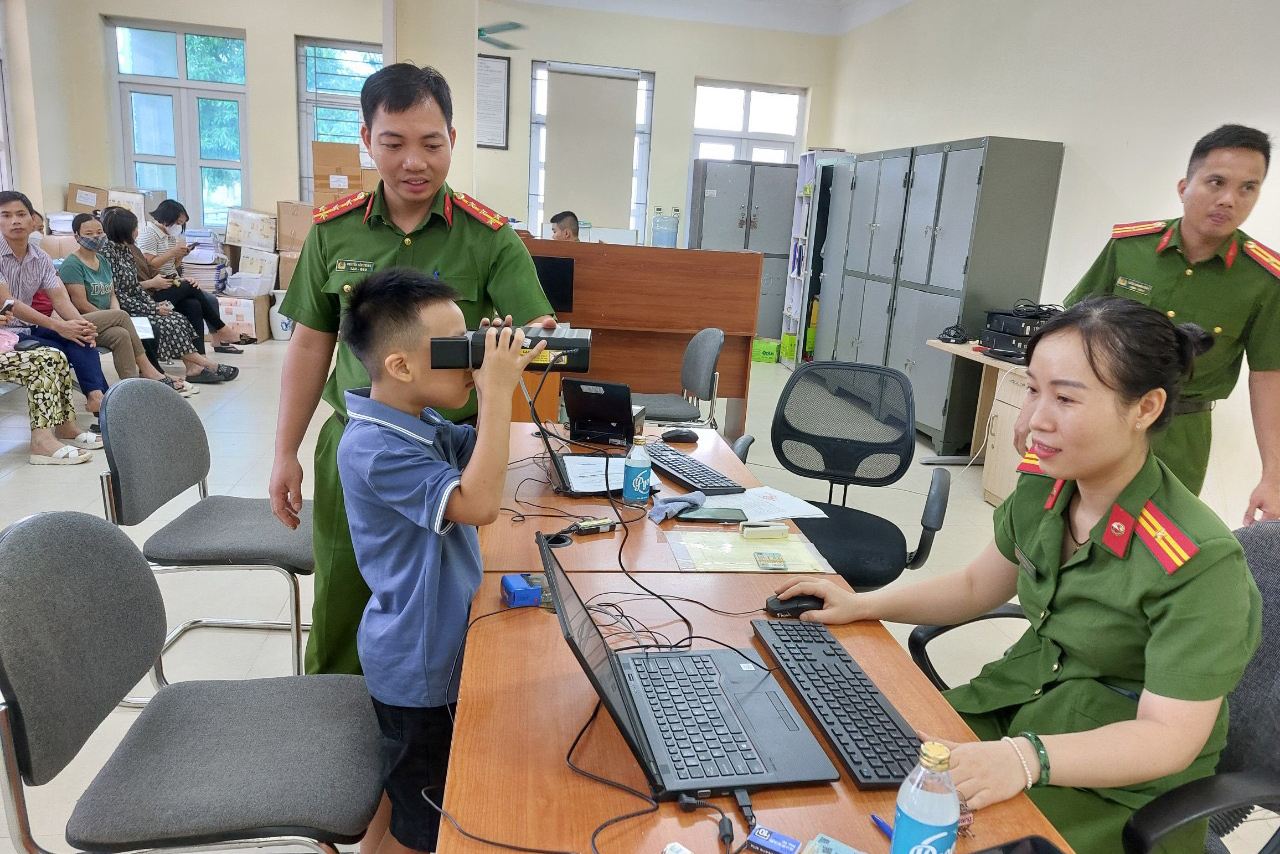 Trẻ em th&iacute;ch th&uacute; l&agrave;m thẻ căn cước trong ng&agrave;y đầu thu nhận th&ocirc;ng tin mống mắt- Ảnh 1.