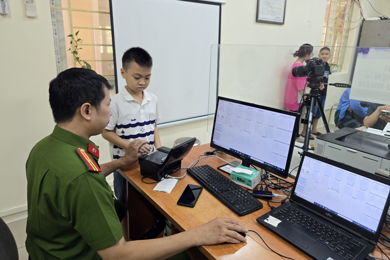 Trẻ em th&iacute;ch th&uacute; l&agrave;m thẻ căn cước trong ng&agrave;y đầu thu nhận th&ocirc;ng tin mống mắt- Ảnh 8.