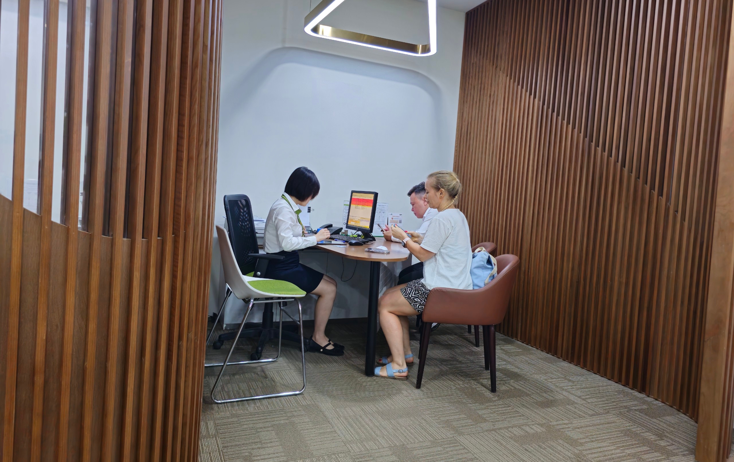 Ngày đầu chính thức xác thực sinh trắc học: Nhiều nơi nghẽn mạng- Ảnh 2. Ngày đầu chính thức xác thực sinh trắc học: Nhiều nơi nghẽn mạng- Ảnh 2.