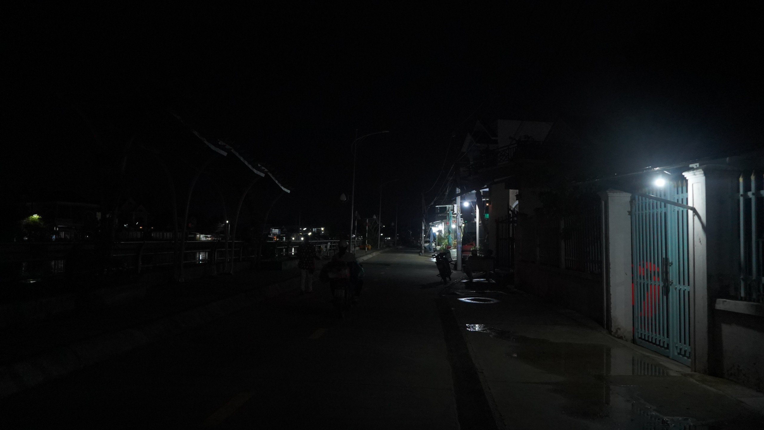 Vì sao đường kè trăm tỷ ở Cần Thơ có đèn vẫn tối om?- Ảnh 1. Vì sao đường kè trăm tỷ ở Cần Thơ có đèn vẫn tối om?- Ảnh 1.