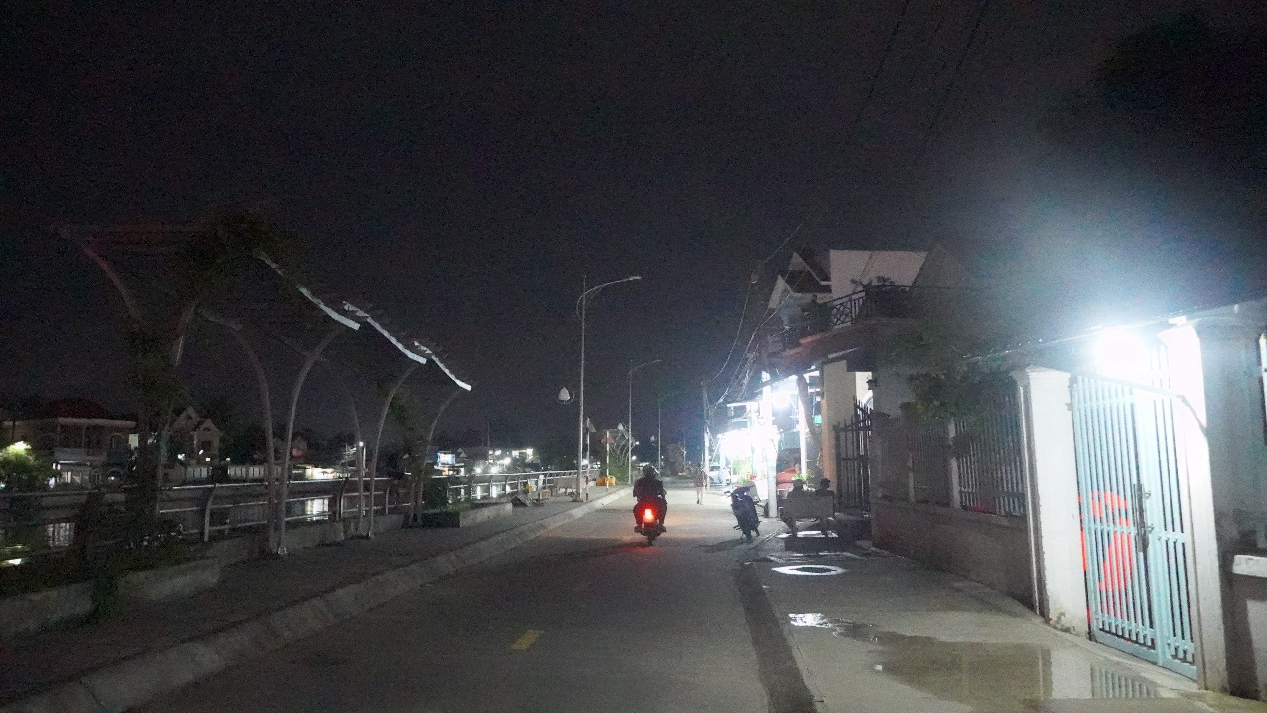 Vì sao đường kè trăm tỷ ở Cần Thơ có đèn vẫn tối om?- Ảnh 2. Vì sao đường kè trăm tỷ ở Cần Thơ có đèn vẫn tối om?- Ảnh 2.