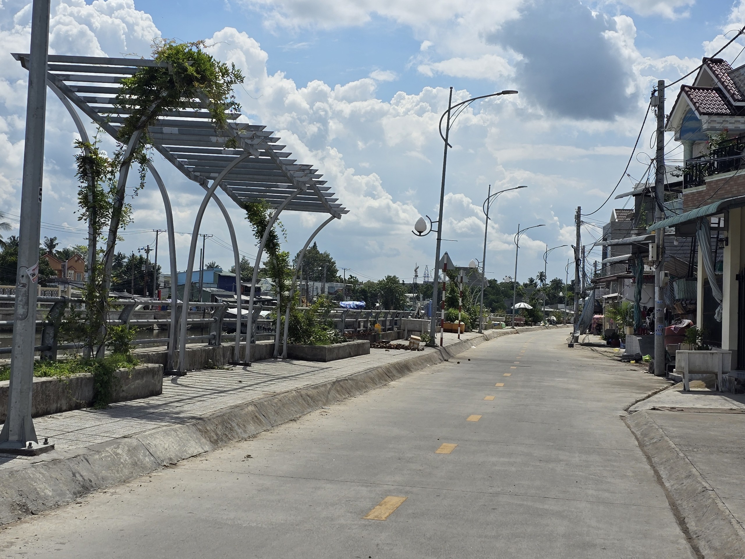 Vì sao đường kè trăm tỷ ở Cần Thơ có đèn vẫn tối om?- Ảnh 3. Vì sao đường kè trăm tỷ ở Cần Thơ có đèn vẫn tối om?- Ảnh 3.