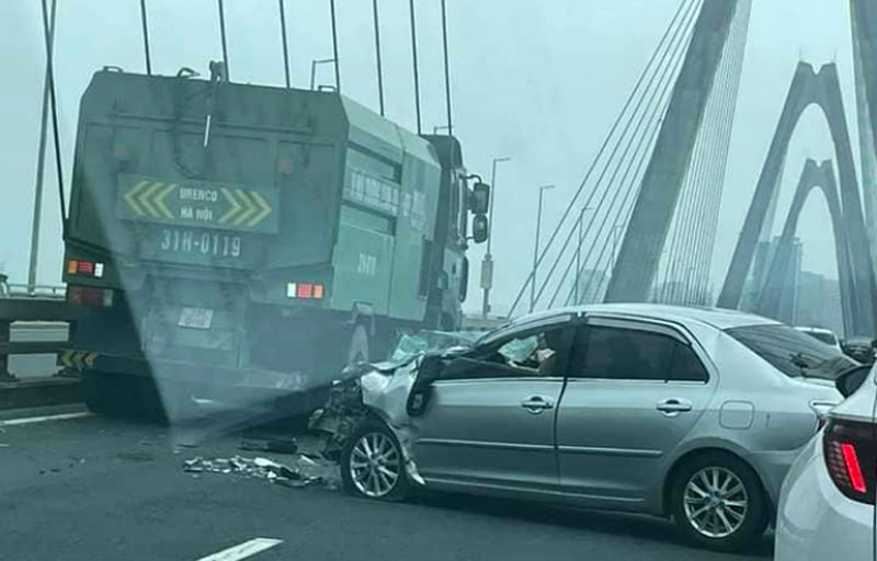 Phần đầu của &ocirc; t&ocirc; con vỡ n&aacute;t sau va chạm với xe tải - Ảnh: NDCC.