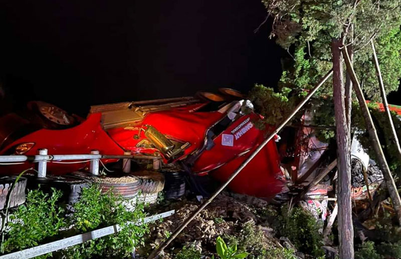 Cabin xe bẹp d&uacute;m khiến 2 người tr&ecirc;n xe mắc kẹt.