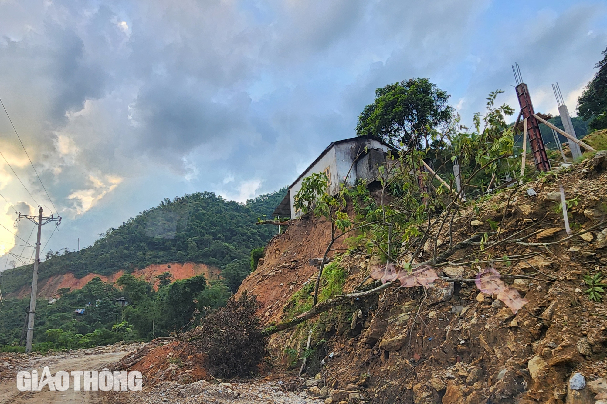 Tỉnh lộ 177 sạt lở nghi&ecirc;m trọng, tiềm ẩn nguy cơ mất ATGT ở H&agrave; Giang- Ảnh 1.