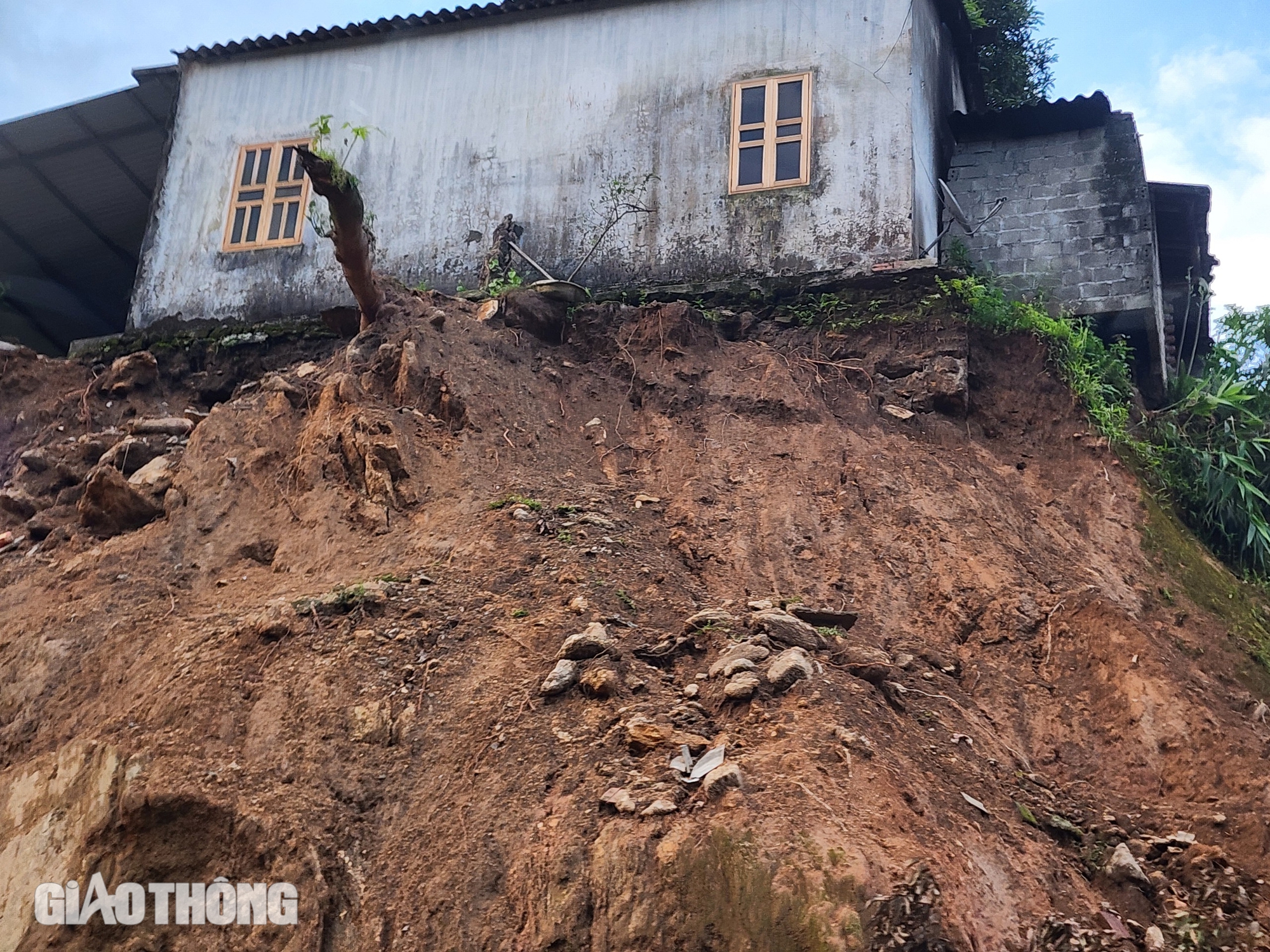 Tỉnh lộ 177 sạt lở nghi&ecirc;m trọng, tiềm ẩn nguy cơ mất ATGT ở H&agrave; Giang- Ảnh 2.