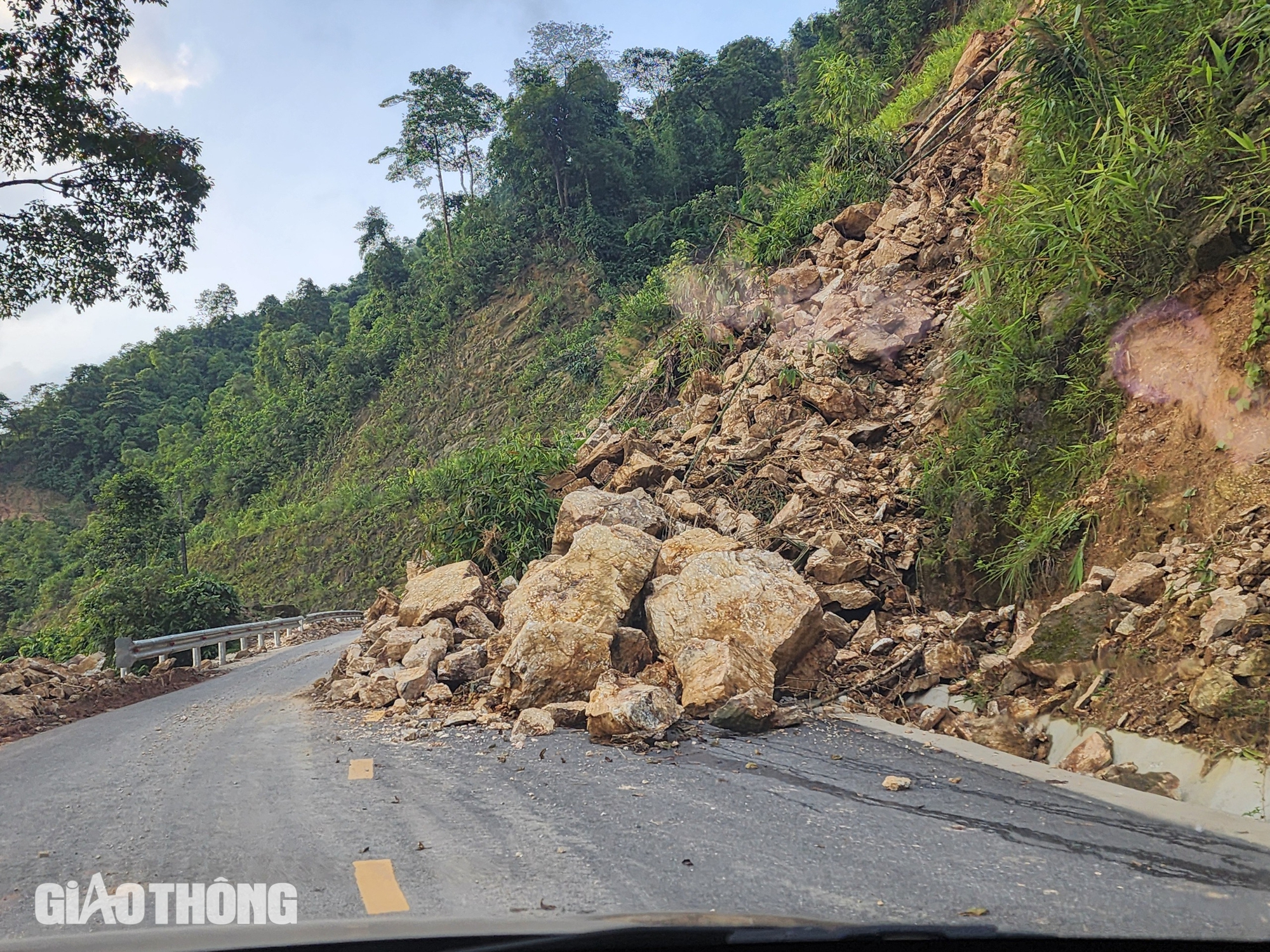 Tỉnh lộ 177 sạt lở nghi&ecirc;m trọng, tiềm ẩn nguy cơ mất ATGT ở H&agrave; Giang- Ảnh 4.