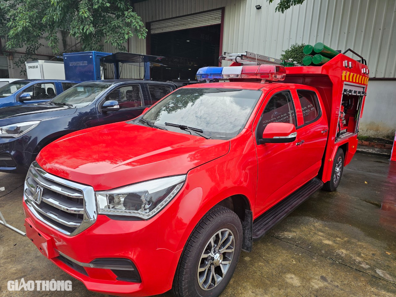 Cận cảnh xe chữa ch&aacute;y nh&agrave; trong ng&otilde; hẻm vừa ra mắt tại TP.HCM- Ảnh 1.