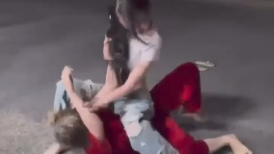 Vụ hai phụ nữ đ&aacute;nh nhau giữa đường: Chồng chở vợ đến điểm hẹn- Ảnh 1.