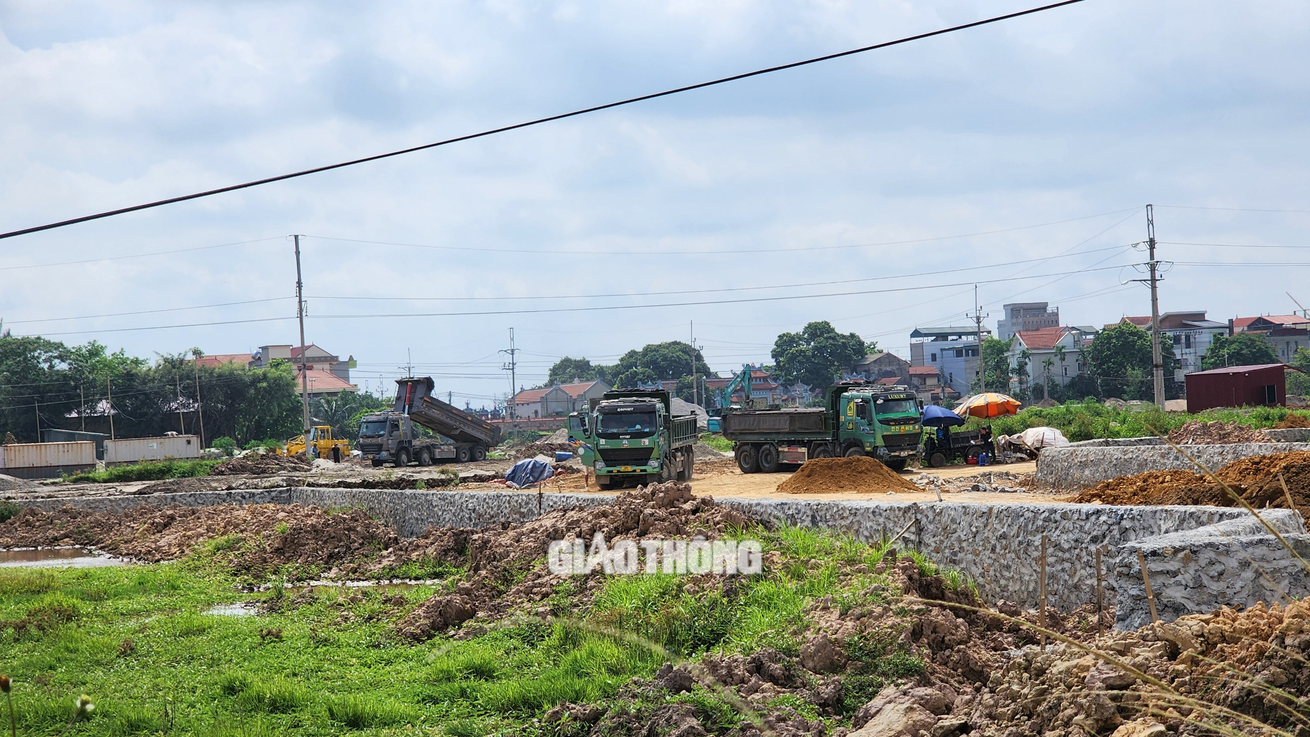 Bất an đường đấu nối tr&aacute;i ph&eacute;p với quốc lộ 1A, xe tải lớn nườm nượp v&agrave;o ra- Ảnh 4.