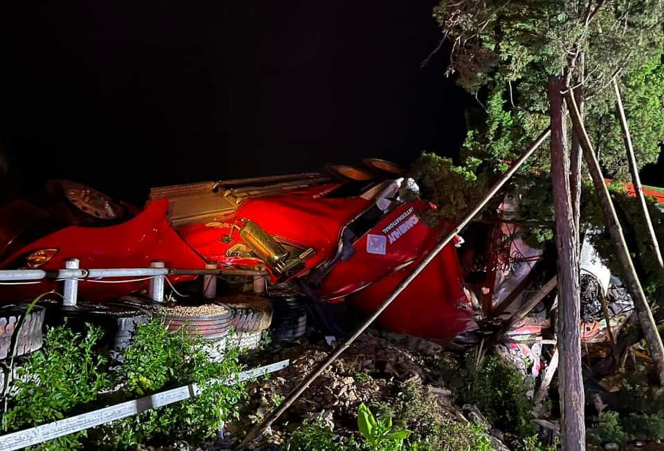 Lật xe đầu k&eacute;o tr&ecirc;n đ&egrave;o Thung Khe, hai người mắc kẹt trong cabin, một người tử vong- Ảnh 2.