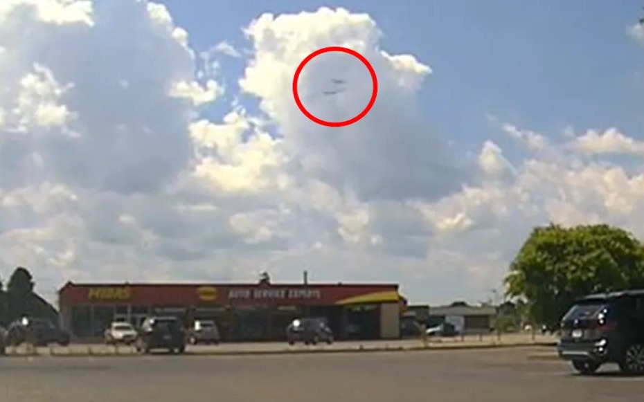 FAA điều tra vụ suýt va chạm giữa máy bay thương mại và máy bay ném bom B-52- Ảnh 2. FAA điều tra nghi vấn hai máy bay suýt va chạm trên không